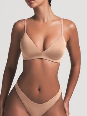 skims wireless form t shirt bra